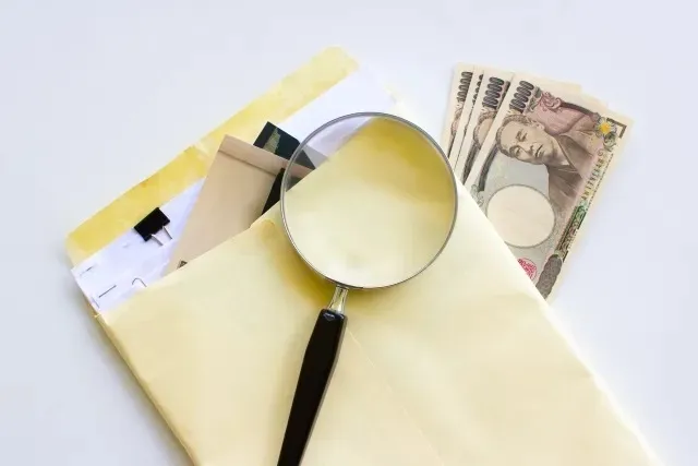 浮気調査の費用相場や料金プランを検討する相談者
